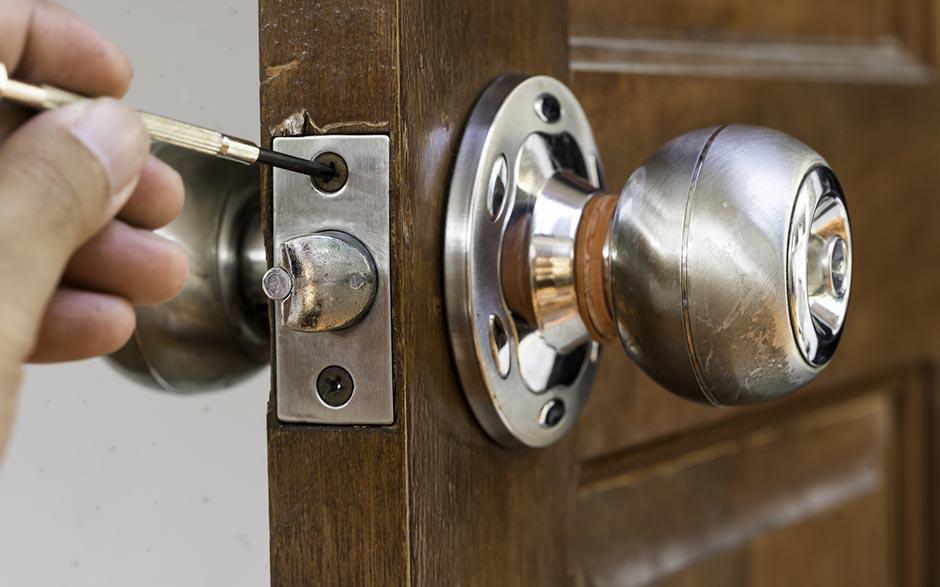 ouverture de porte claquée serrurier Montcourt-Fromonville